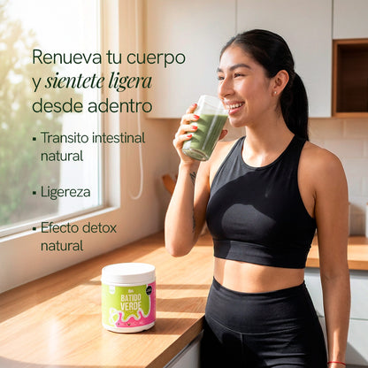Mujer tomando el Batido Verde de BioAdvance; renueva tu cuerpo y siéntete ligera desde adentro.