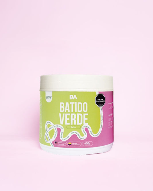 Tarro de Batido Verde 600 g de BioAdvance sobre fondo rosa.
