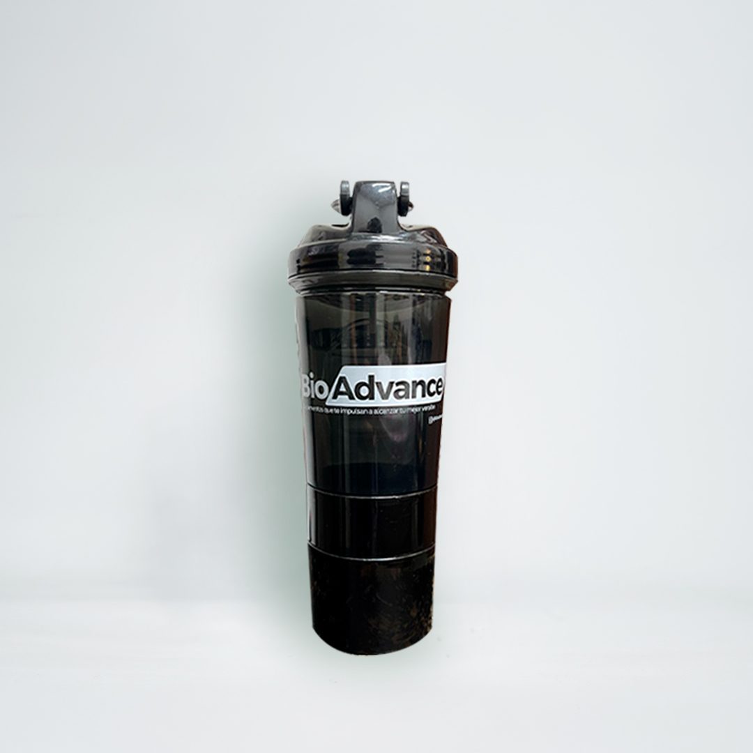 Bio-Shaker negro de BioAdvance con compartimiento para el gimnasio, sobre fondo gris claro.