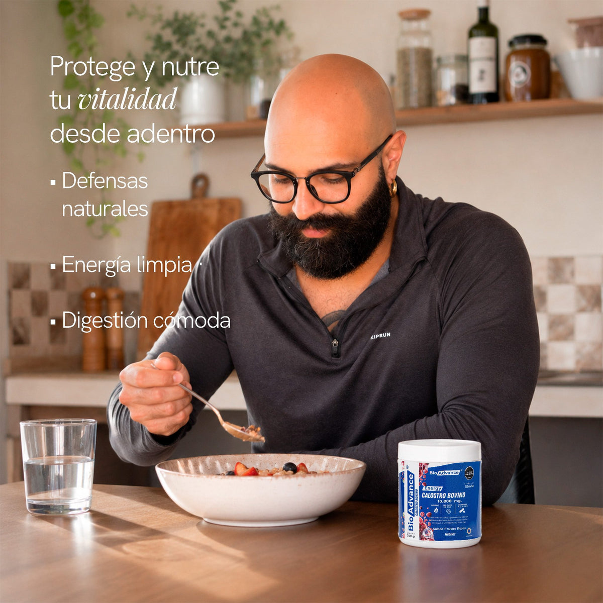 Hombre desayunando con el Calostro Bovino de BioAdvance; energía limpia y digestión cómoda en tu día a día.