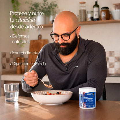 Hombre desayunando con el Calostro Bovino de BioAdvance; energía limpia y digestión cómoda en tu día a día.