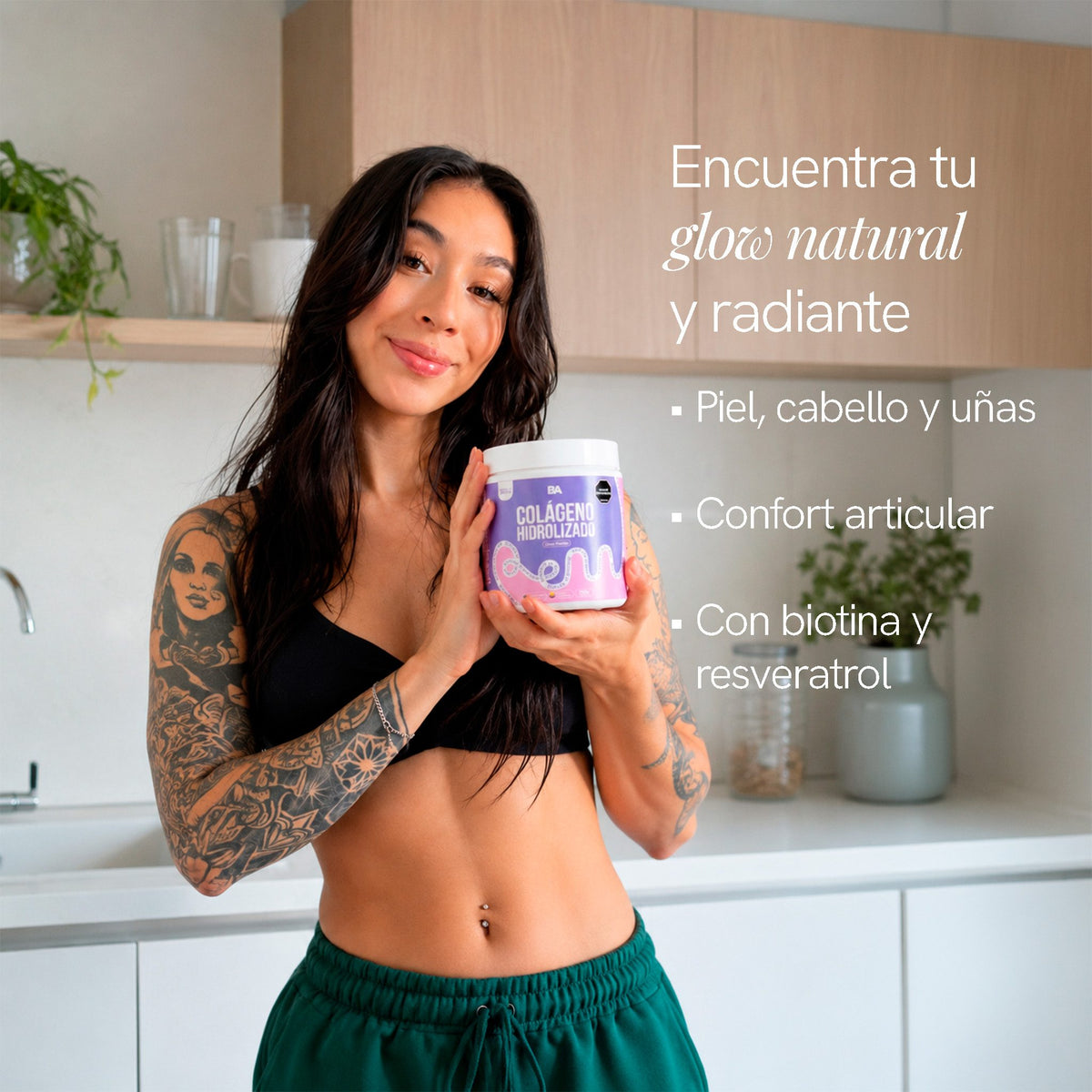 Mujer sosteniendo el Colágeno Hidrolizado de BioAdvance; contribuye a mantener tu piel, tu cabello y tus uñas.