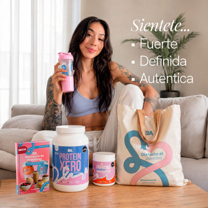 Mujer en casa con el Combo Girl Power de BioAdvance y su tote bag; siéntete fuerte, definida y auténtica.