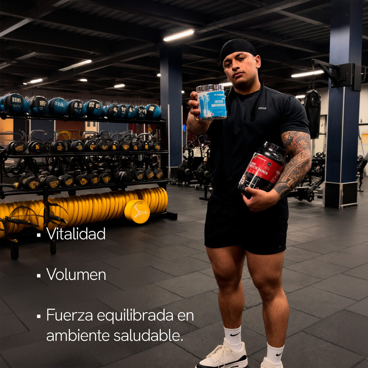 Hombre en el gimnasio con la Creatina Monohidratada y la Proteína Gainer de BioAdvance: vitalidad, volumen y fuerza equilibrada en un ambiente saludable.