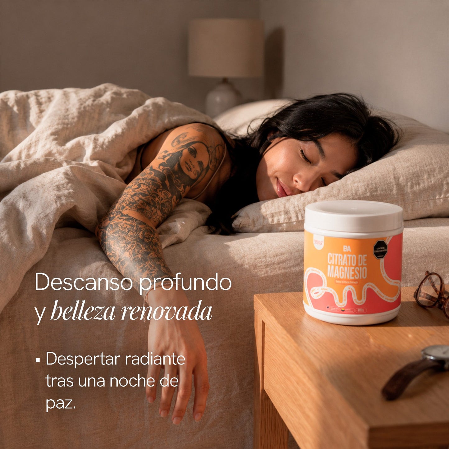 Mujer durmiendo junto al Combo Recuperación y Relajación de BioAdvance; descanso profundo y belleza renovada para despertar radiante.