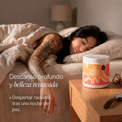 Mujer durmiendo junto al Combo Recuperación y Relajación de BioAdvance; descanso profundo y belleza renovada para despertar radiante.