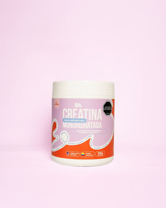 Tarro de Creatina Monohidratada Mujer 350 g de BioAdvance, sabor fresa, sobre fondo rosa.