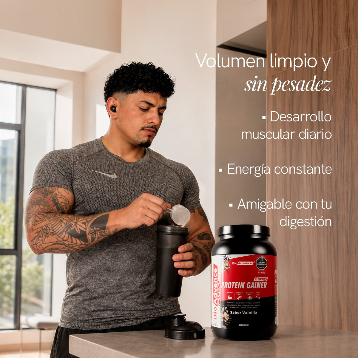 Hombre con el tarro de Proteína Gainer de BioAdvance; volumen limpio, energía constante y amigable con tu digestión.
