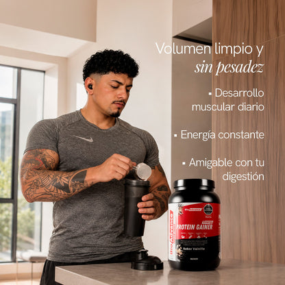 Hombre con el tarro de Proteína Gainer de BioAdvance; volumen limpio, energía constante y amigable con tu digestión.