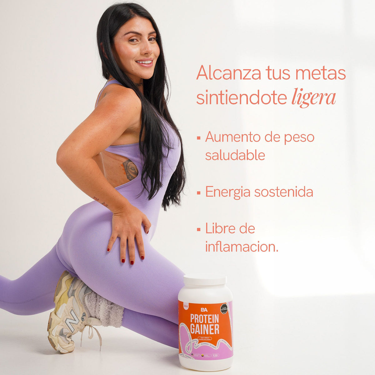 Mujer estirando con la Proteína Gainer Mujer de BioAdvance; alcanza tus metas sintiéndote ligera.