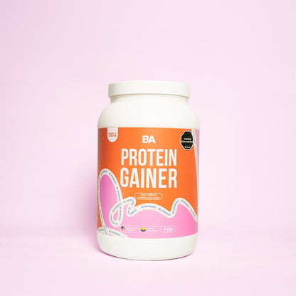 Tarro naranja de Proteína Gainer Mujer 4 libras de BioAdvance sobre fondo rosa.