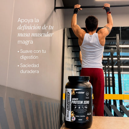 Hombre sirviendo un scoop de Proteína Xero en su shaker en la cocina; apoya la definición de masa muscular magra.