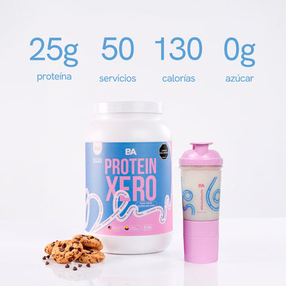 Proteína Xero Mujer de BioAdvance: 25 g de proteína, 50 servicios, 130 calorías y 0 g de azúcar, junto a su Bio-Shaker rosa.
