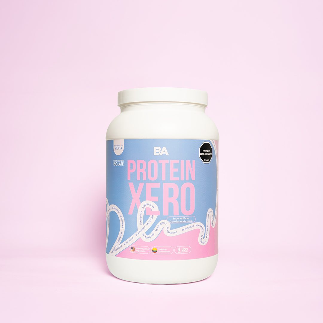 Tarro blanco y rosa de Proteína Xero Mujer 4 libras de BioAdvance sobre fondo rosa.