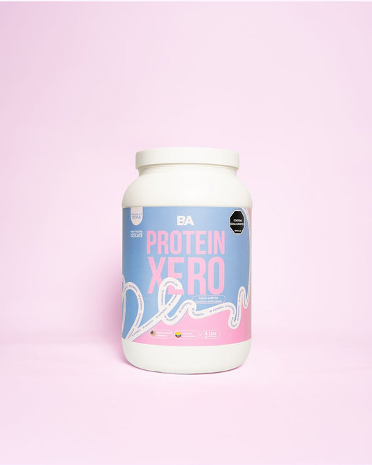 Tarro de Proteína Xero Mujer 4 libras de BioAdvance sobre fondo rosa.
